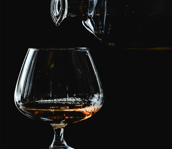 Verre de cognac servie depuis une bouteille
										