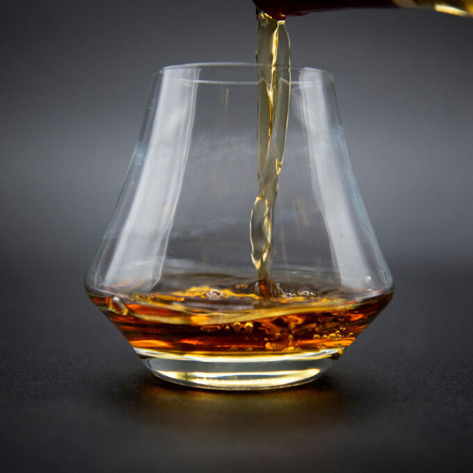 Verser un verre de cognac 
													